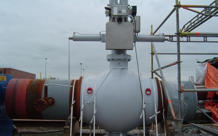 Válvula de bola cuerpo soldado, actuador a gas  sobre aceite antes de la instalación en el sitio