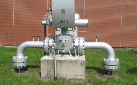 Instalación de válvula de bola de entrada superior (Top Entry) con actuador de gas sobre aceite